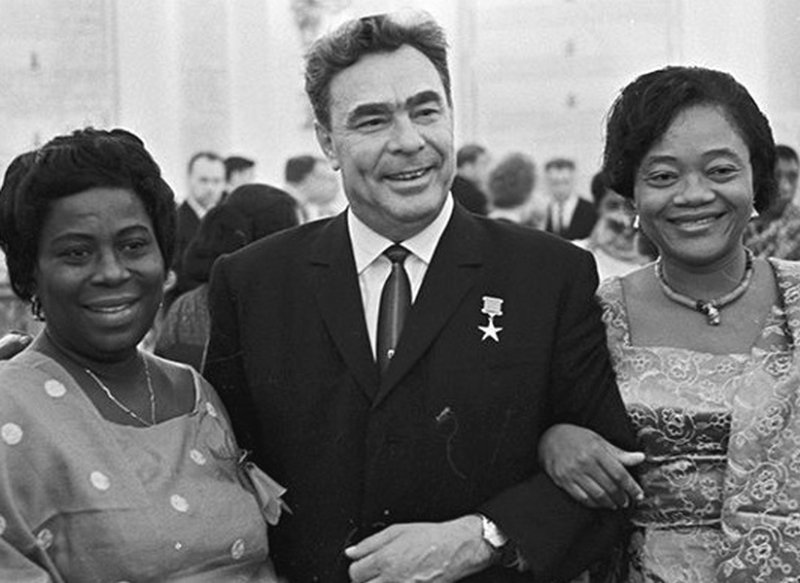 Брежнев среди участников Всемирного конгресса женщин в Кремле, 1963 г.