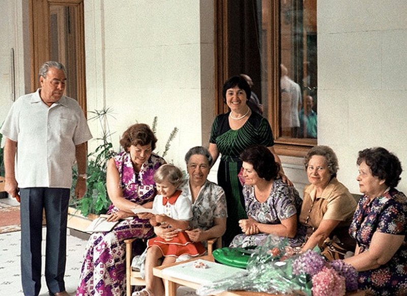 Семья Брежневых на даче в Крыму, 1974 г.