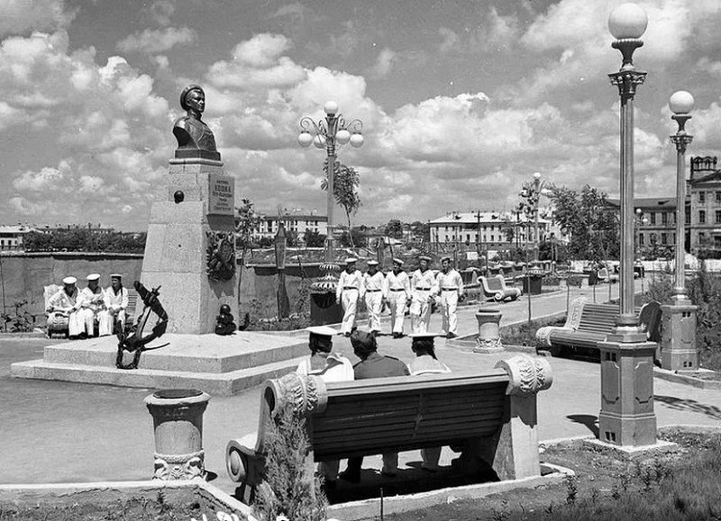 Памятник матросу Кошке в Севастополе на фото 1967 г.