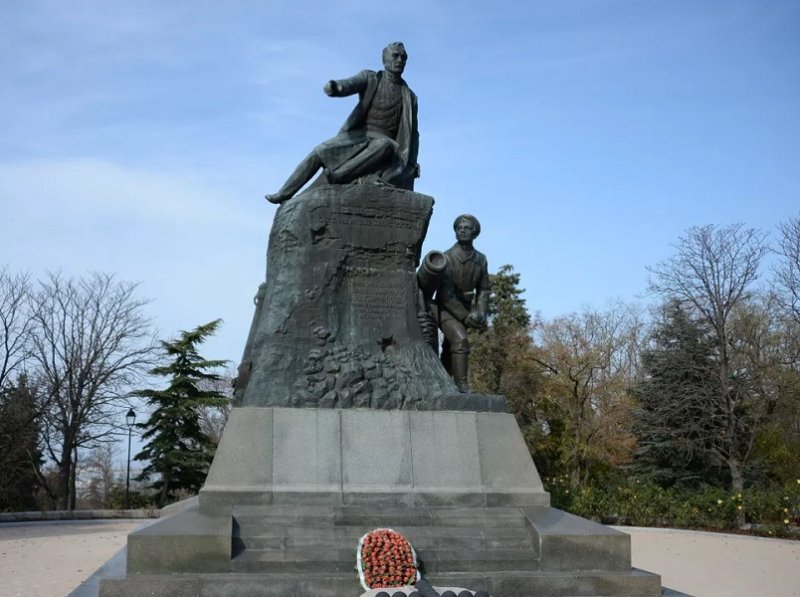Памятник адмиралу Корнилову и матросу Кошке в Севастополе