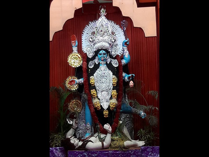 Статуя Кали, попирающей Шиву, почитаемая в Бенгалии