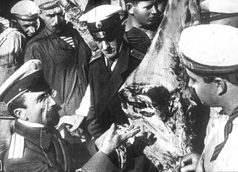 Начало восстания на «Потемкине». Кадр из фильма 1925 г.