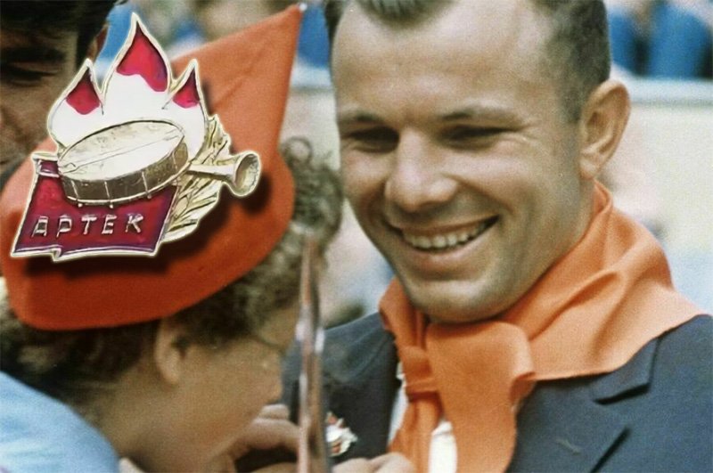 Значок на лацкане пиджака у Юрия Гагарина и крупным планом