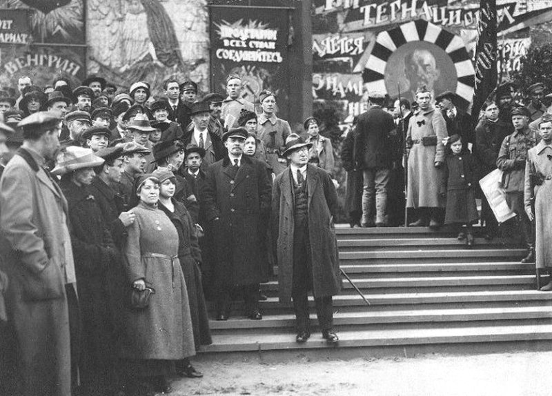 В.И. Ленин и М.М. Литвинов в 1920 г.