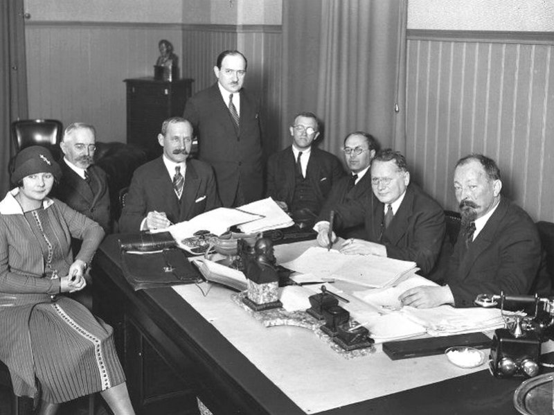 М. Литвинов (второй справа) и Ф. Дзержинский  в 1925 г.