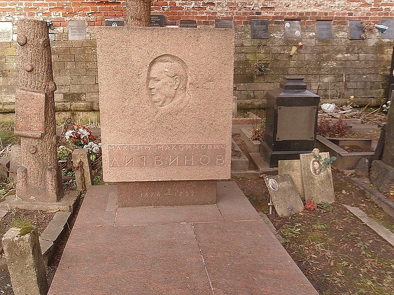 Могила Литвинова на Новодевичьем кладбище