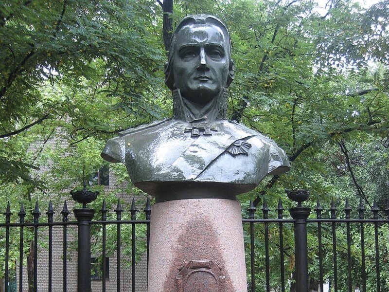 Бюст Ушакова в Николаеве