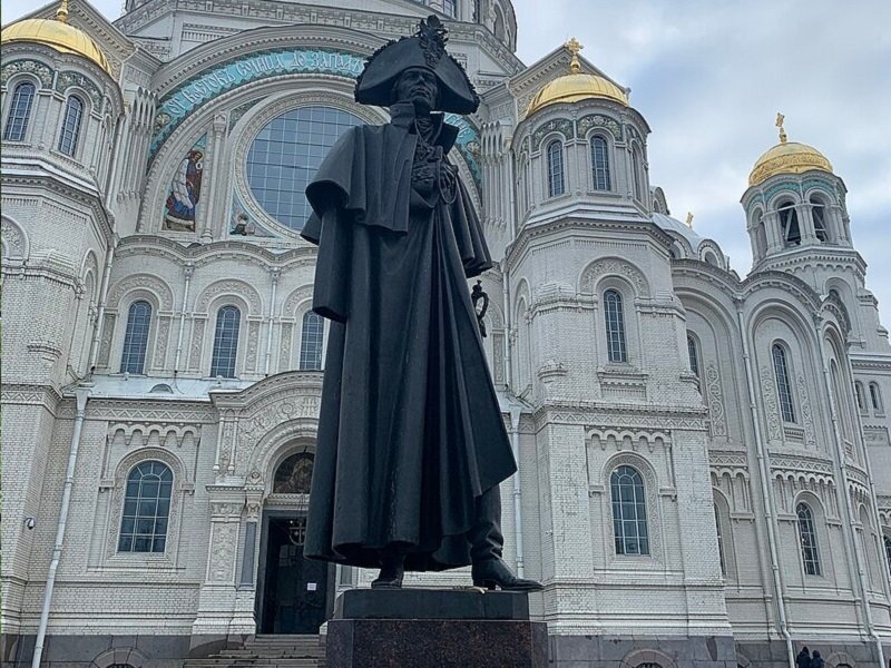 Памятник Ф.Ушакову в Кронштадте