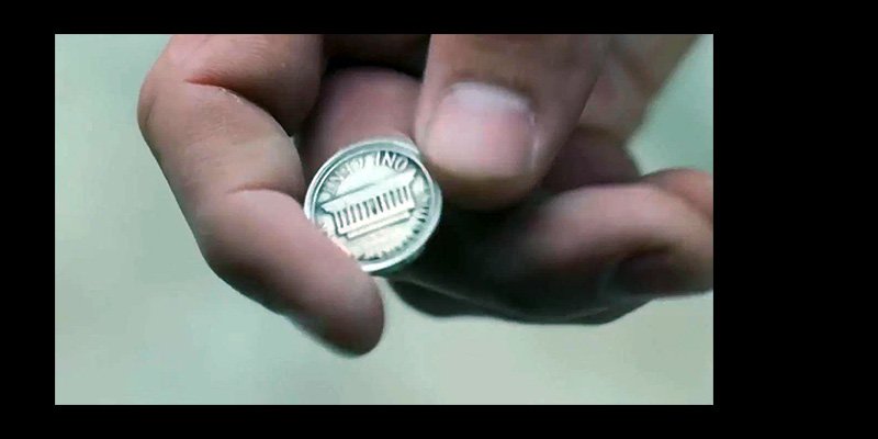 Найденная монета. Кадр из фильма «Дорогой Джон»