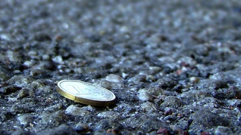 Монета 1 евро, ждущая, когда её подберут