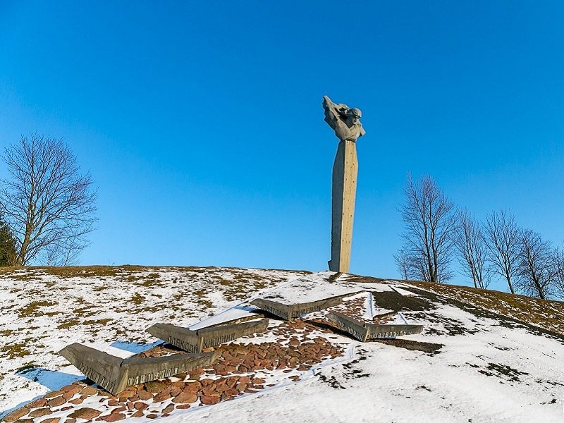 Памятник Гастелло на месте подвига в Белоруссии
