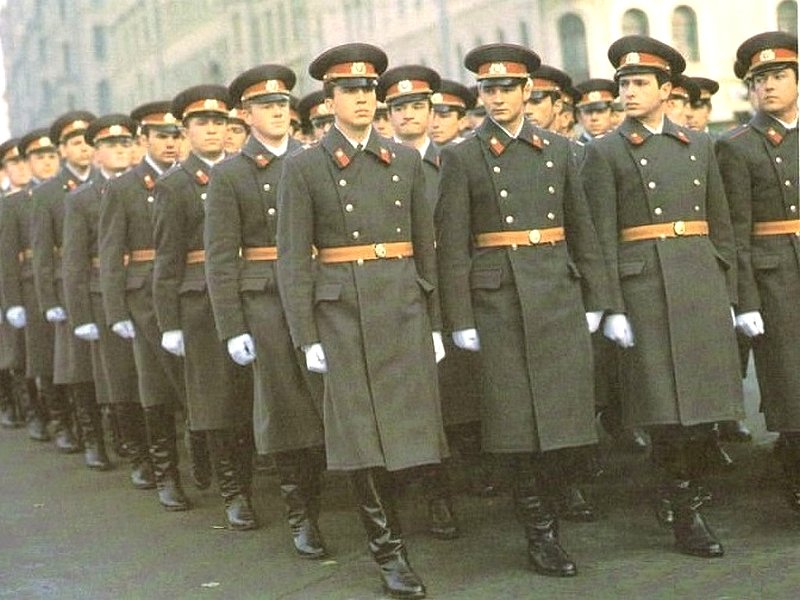 Курсанты школы милиции на параде, 1980 г.