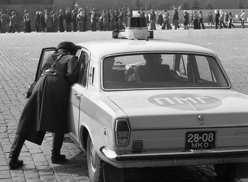 Экипаж ГАИ на Красной площади Москвы, 1977 г.
