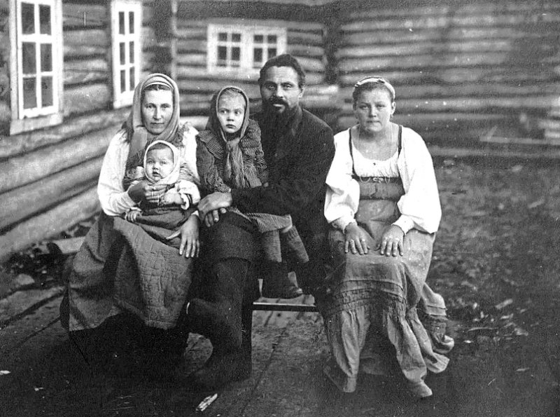 Поморская семья на фото 1920-х гг.