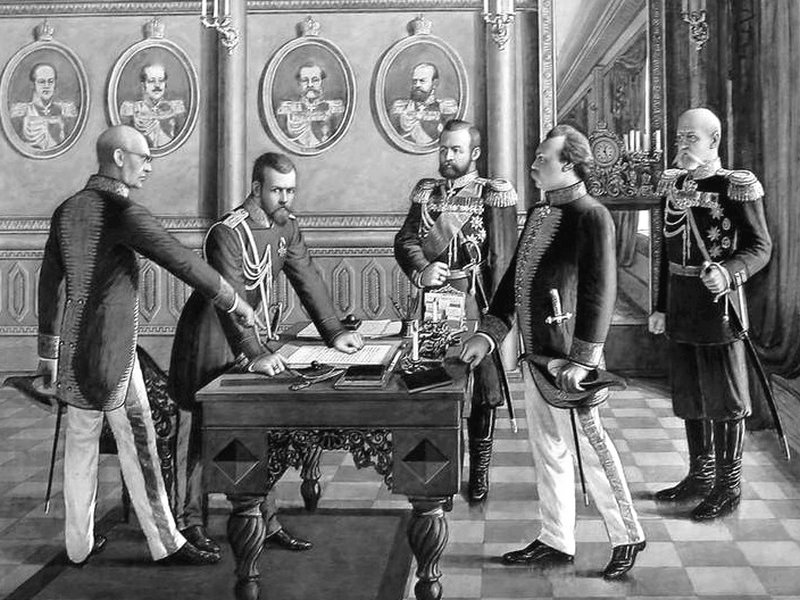 Победоносцев (слева) при подписании Николаем II манифеста 1899 г.
