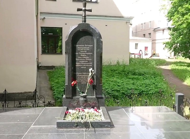 Памятник на могиле Победоносцева и его жены, 2000 г.