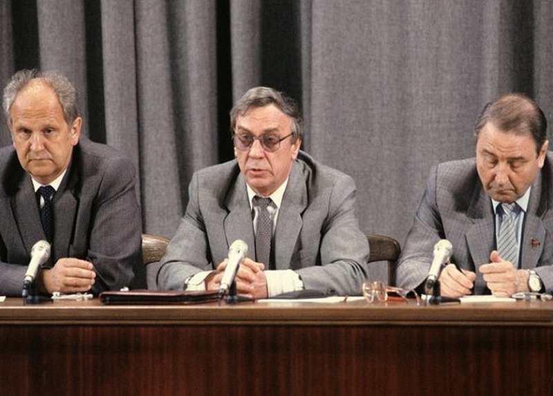 Геннадий Янаев (в центре) на пресс-конференции ГКЧП 19.08.1991 г.