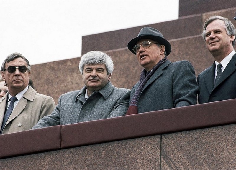 Янаев (слева) на трибуне Мавзолея в ноябре 1989 г.