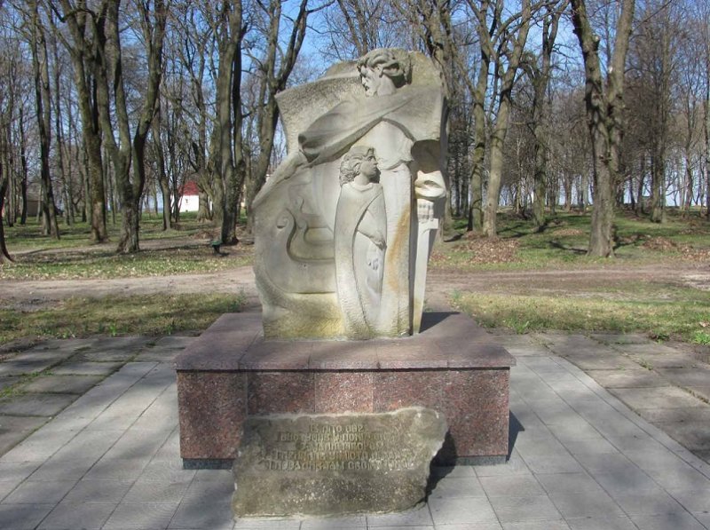 Памятник Вещему Олегу и Игорю в Любече