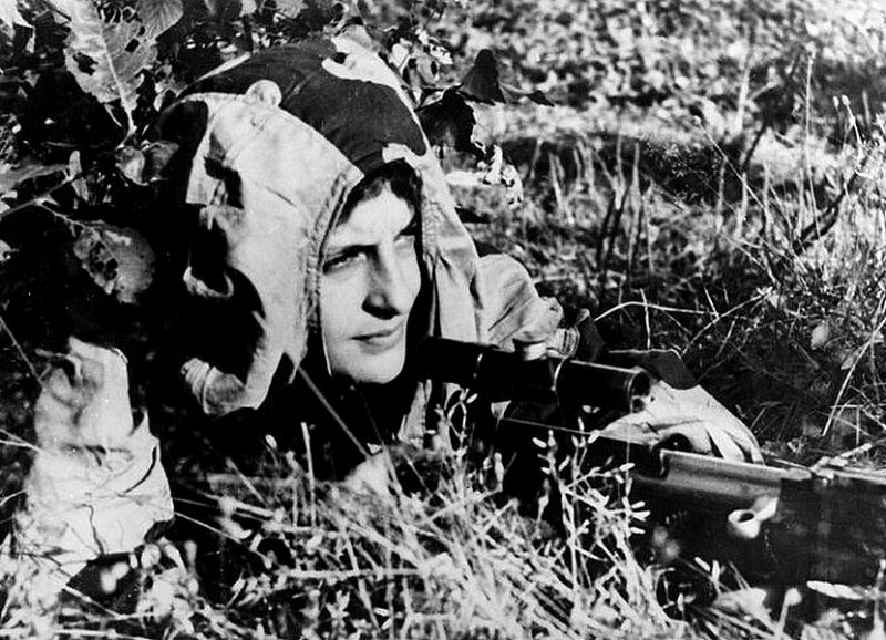 Л. Павличенко на позиции, 1941 г.