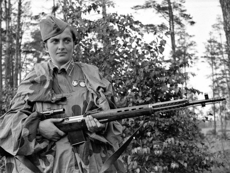 Павличенко с винтовкой СВТ летом 1942 г.