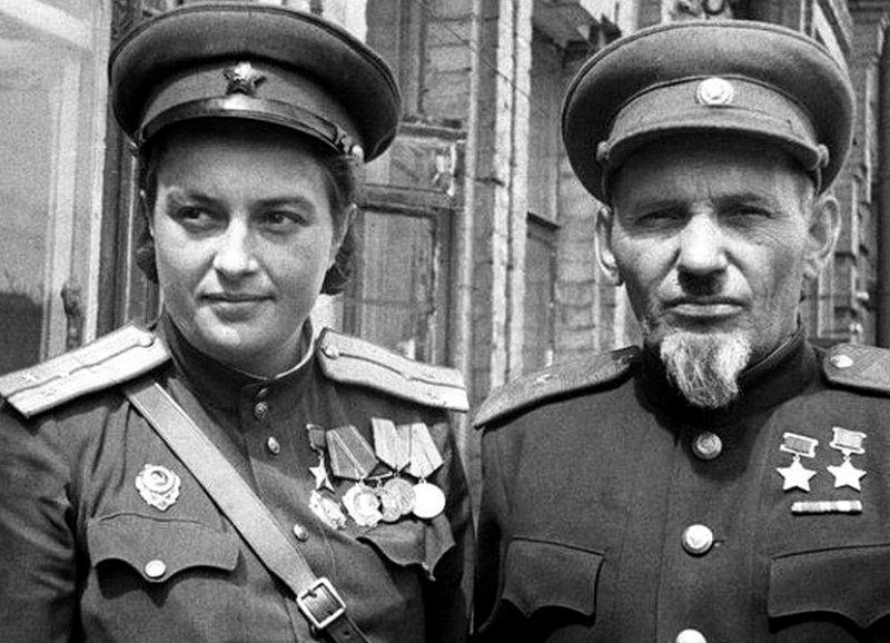 Л. Павличенко и партизанский командир Сидор Ковпак, 1944 г.