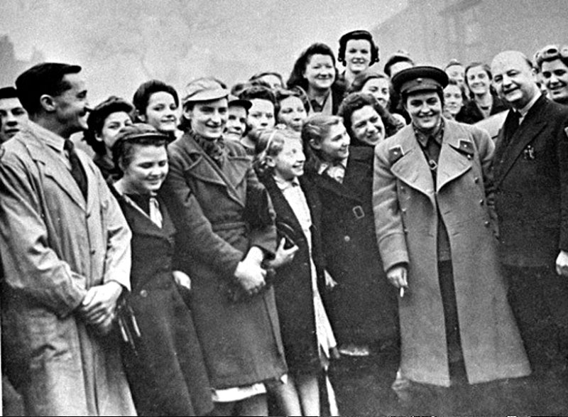 Павличенко среди работников оружейного завода в Ливерпуле, 1942 г.