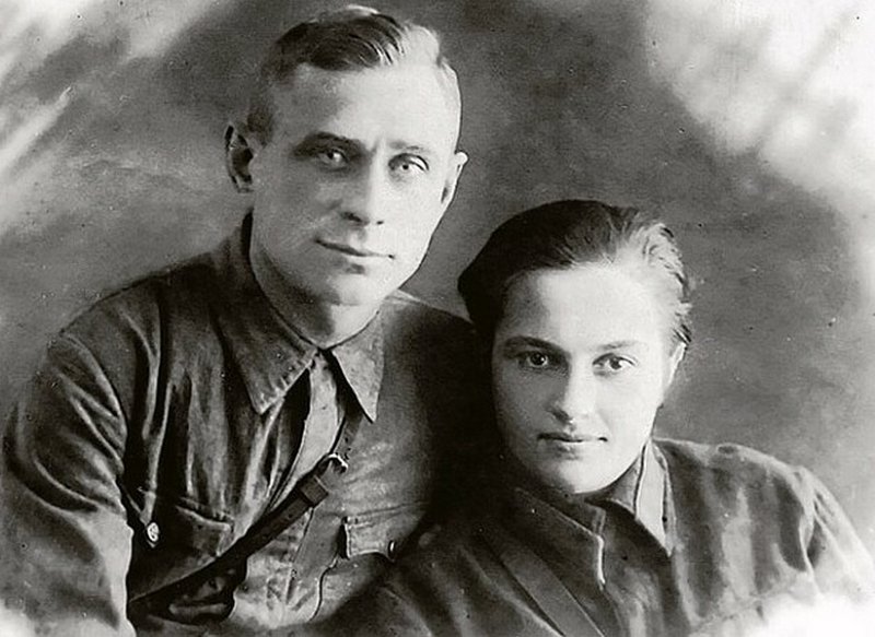 Людмила со своим напарником и женихом Алексеем   Киценко, февраль 1942 г.