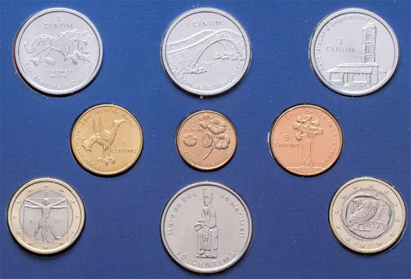 Набор сентимов Андорры 2003 года вместе с монетами 1 евро Италии и Греции