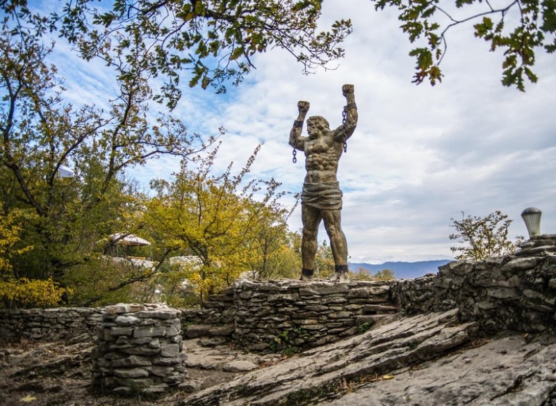 Статуя Прометея в Сочи