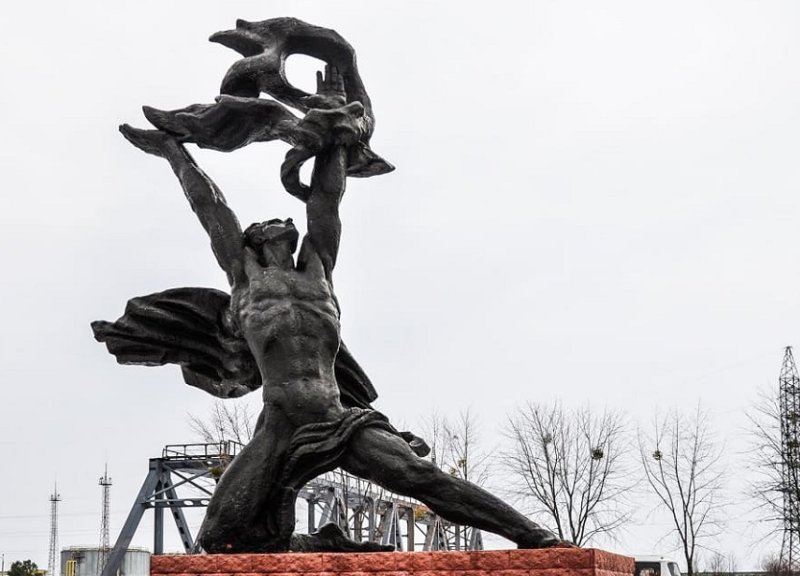 Памятник Прометею в Чернобыле