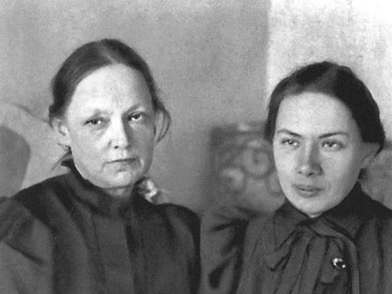 Мать Крупской и Надежда в 1898 г.