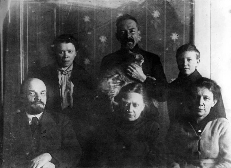 Крупская с Лениным и родственниками в 1920 г.