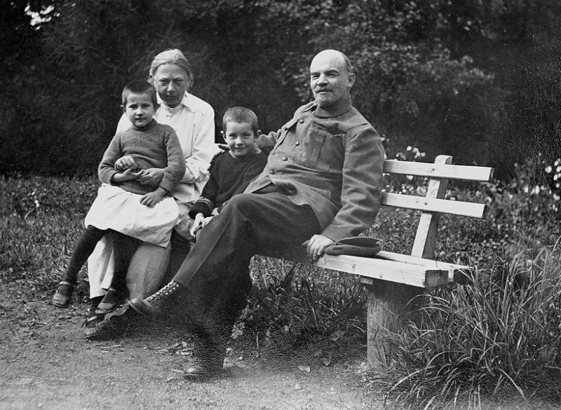 Крупская и Ленин с детьми рабочих, 1922 г.