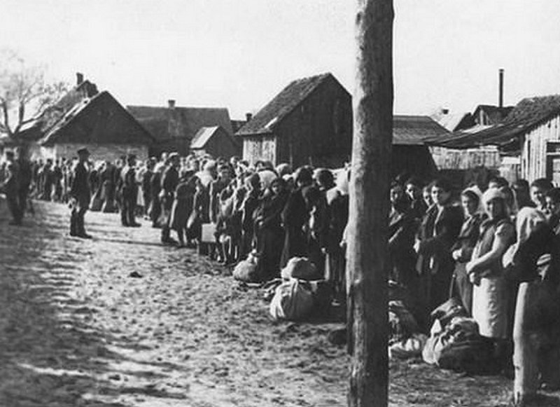 Крестьяне сдают излишки продовольствия, 1920 г.