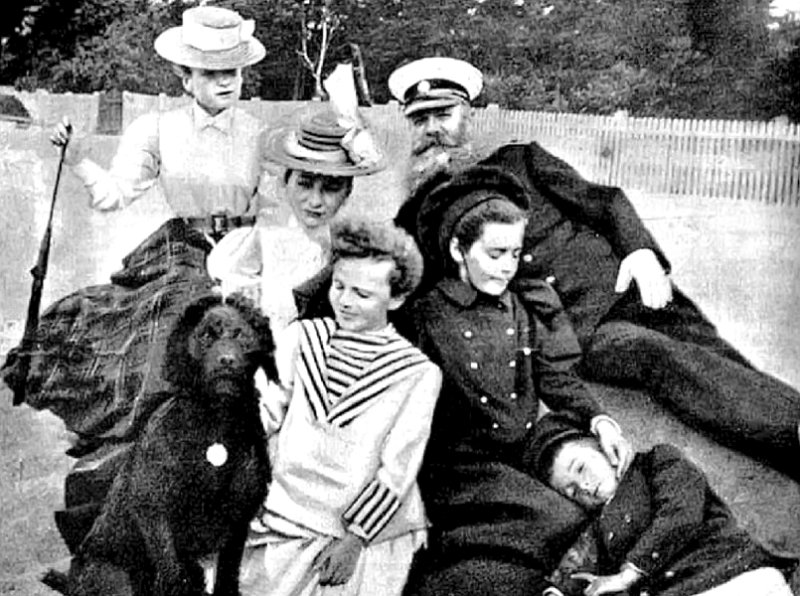 Адмирал Макаров с семьей. 1890-е гг.