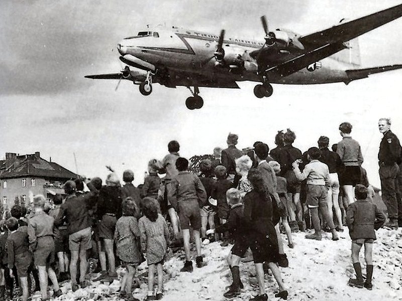 Сброс американской гуманитарной помощи в Западном Берлине