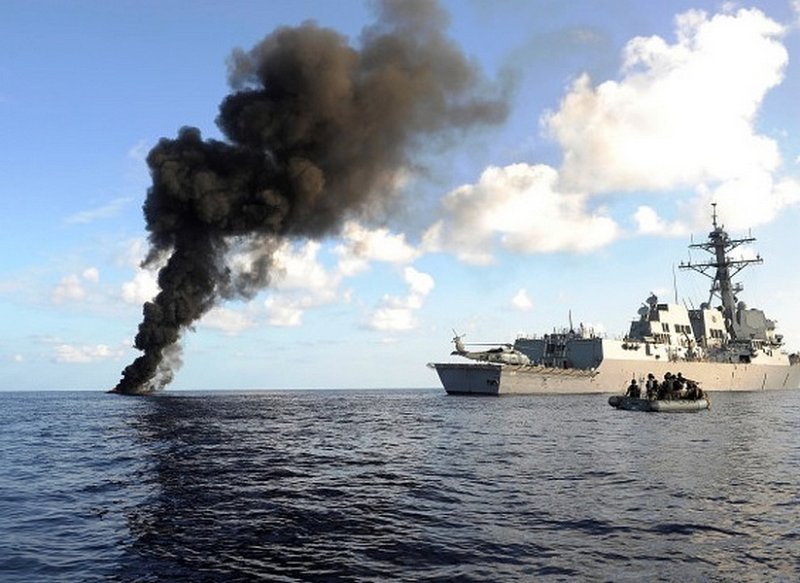 Корабль НАТО и уничтоженное судно сомалийских пиратов