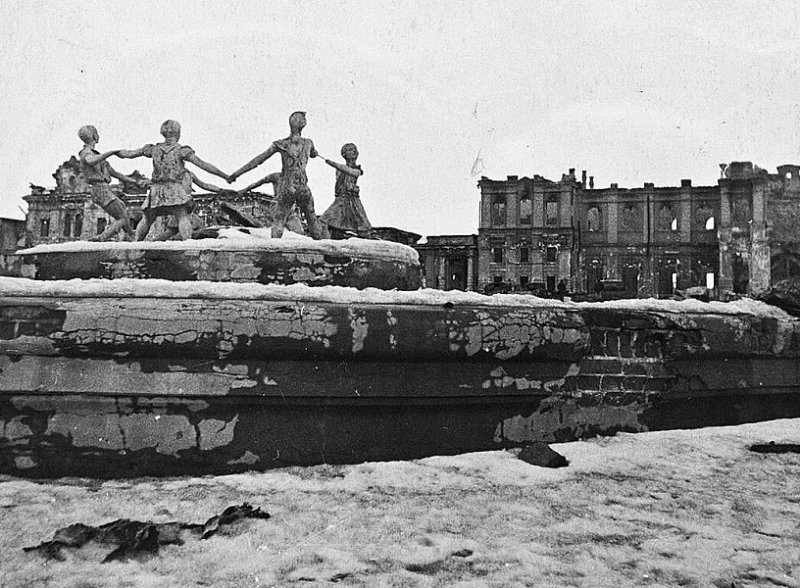 Разрушенный фонтан в Сталинграде. Фото февраля 1943 г.