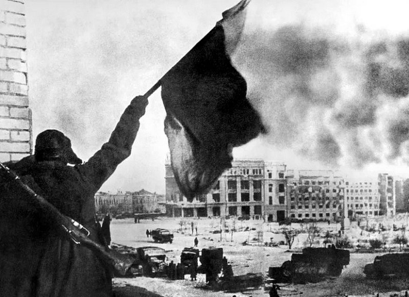 Боец со знаменем в Сталинграде. Фото января 1943 г.