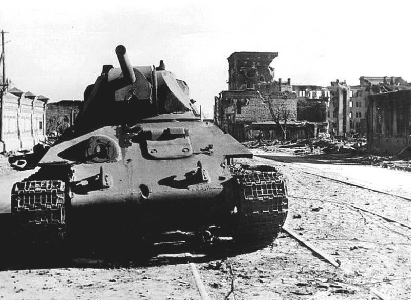 Подбитый советский танк в Сталинграде, октябрь 1942 г.