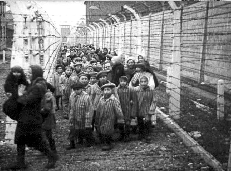 Еврейские дети в концлагере Треблинка, 1943 г.