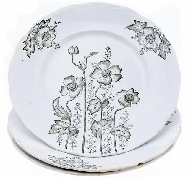 Набор из трех обеденных тарелок, украшенных цветочным декором (Новая Влоцлавская Фабрика Фаянса Леопольда Чаманского)