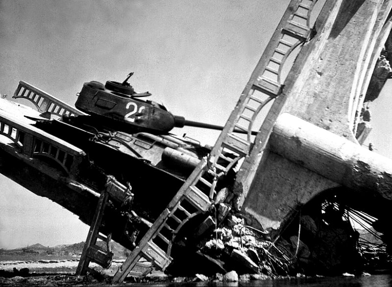 Северокорейский Т-34-85 на мосту, уничтоженном авиацией США в 1951 г.