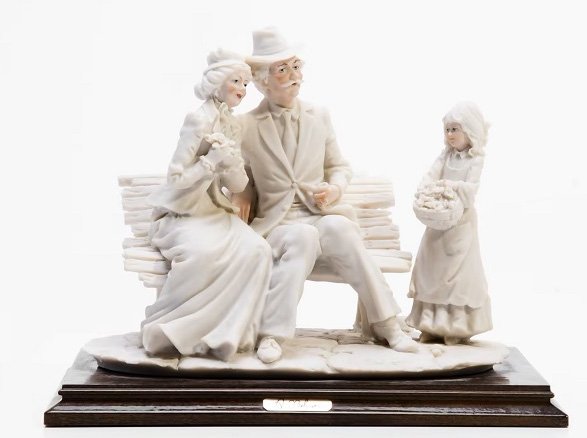 Статуэтка «Семья в парке» на деревянной подставке, бисквит, роспись, фабрика «Capodimonte», скульптор A. Belcari, Италия, 1980-1990 гг.
