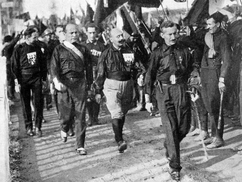 Муссолини с «чернорубашечниками» во время похода на Рим в 1922 г.