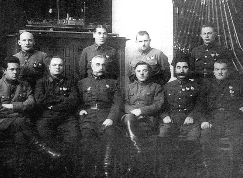 Б.М. Шапошников (второй слева во 2-м ряду) среди членов Реввоенсовета, 1927 г.