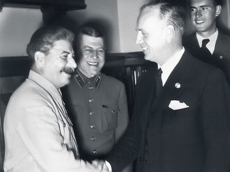 Сталин, Шапошников и Риббентроп после заключения Пакта о ненападении, 1939 г.