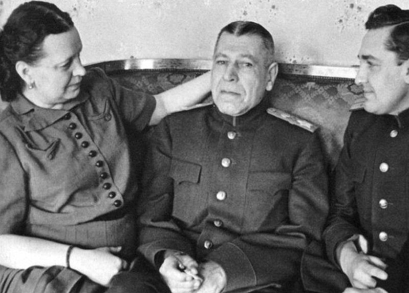 Шапошников с женой и сыном в 1940 г.