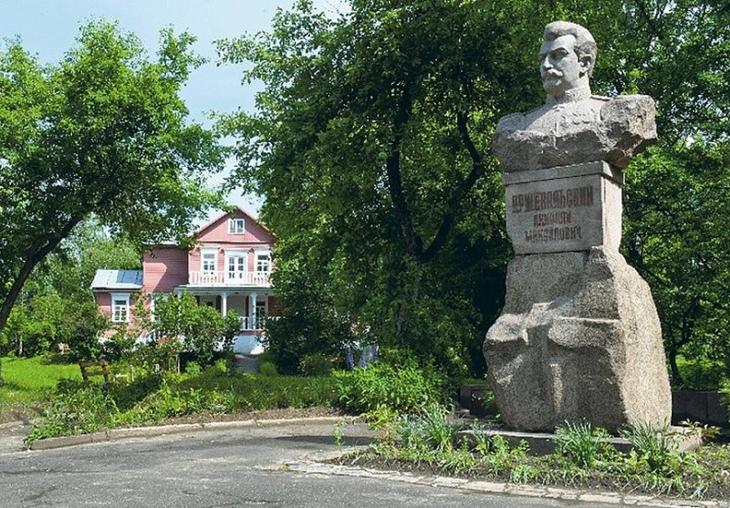 Бюст Пржевальского перед его мемориальным домом в Смоленской области